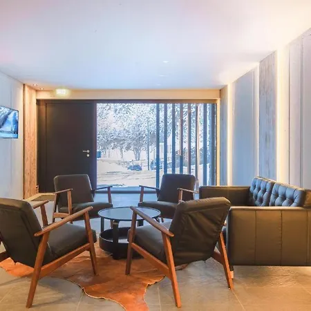 Ski In - Ski Out 4 Bedroom Chalet Schmitten