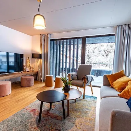 Ski In - Ski Out 4 Bedroom Chalet Villa *